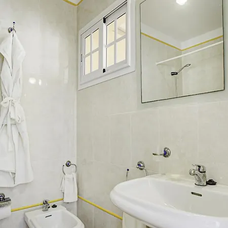 Private Terrace With Parking & Pool Appartamento